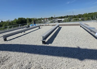 Stahlträger und Stahlkonstruktion auf einem Flachdach