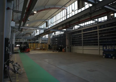 Stahlkonstruktion und Fördertechnik in einer Industriehalle