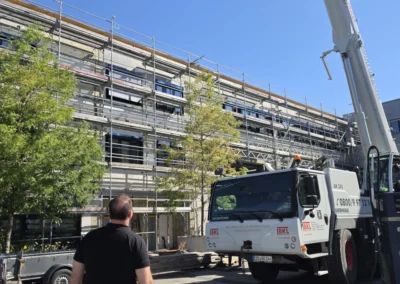 Mobilkran vor einem Gebäude bei einem IWS-Projekt