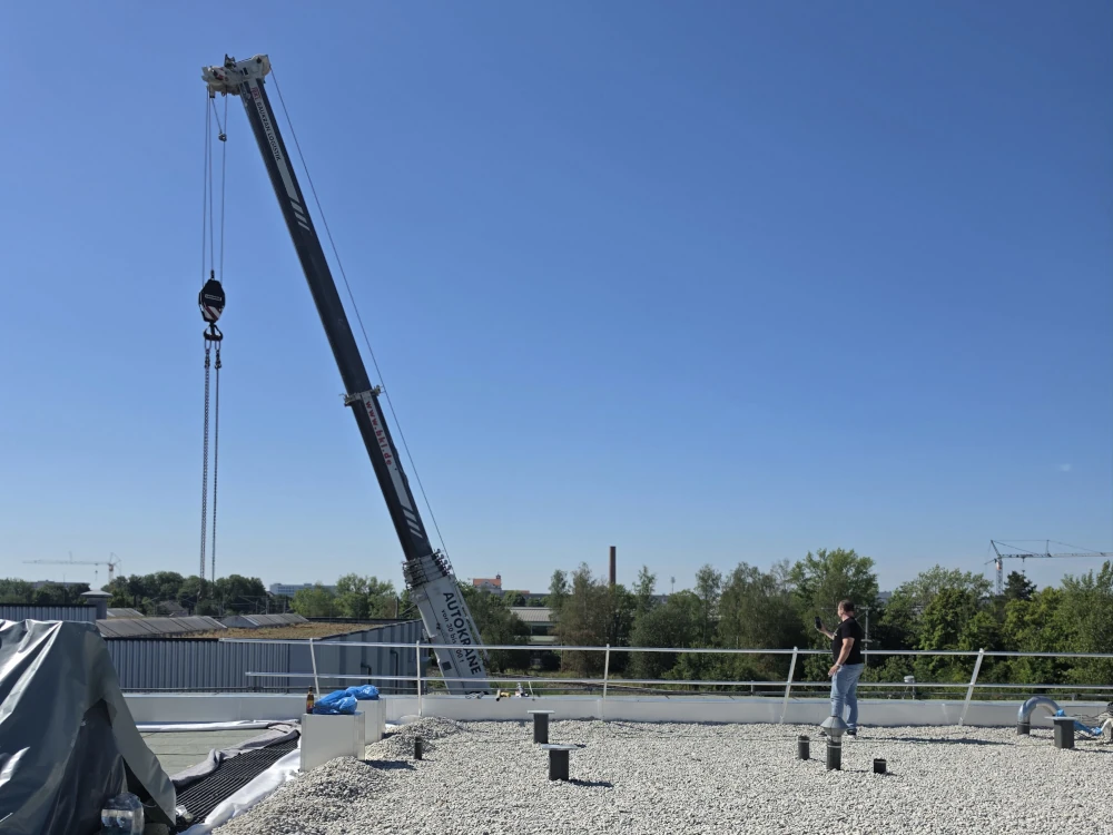 Kraneinsatz bei Montagearbeiten Mobilkran bei Montagearbeiten auf einem Flachdach