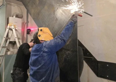 Schweißarbeiten an einer Konstruktion aus rostfreiem Stahl