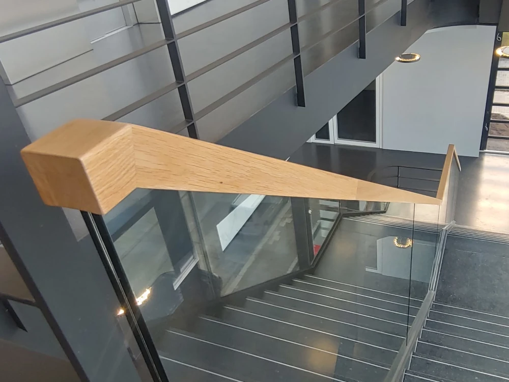 Metalltreppe mit Glasgeländer Metalltreppe mit Glasgeländer und Holzhandlauf