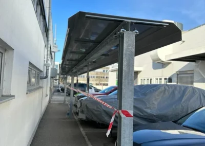Vordach mit Metallkonstruktion und transparenter Dacheindeckung