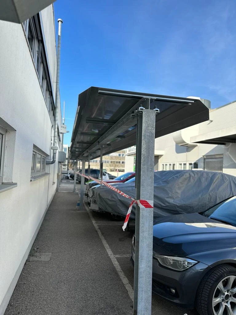 Vordach mit Metallkonstruktion und transparenter Dacheindeckung