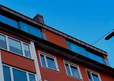 Glasgeländer an der oberen Etage eines Gebäudes