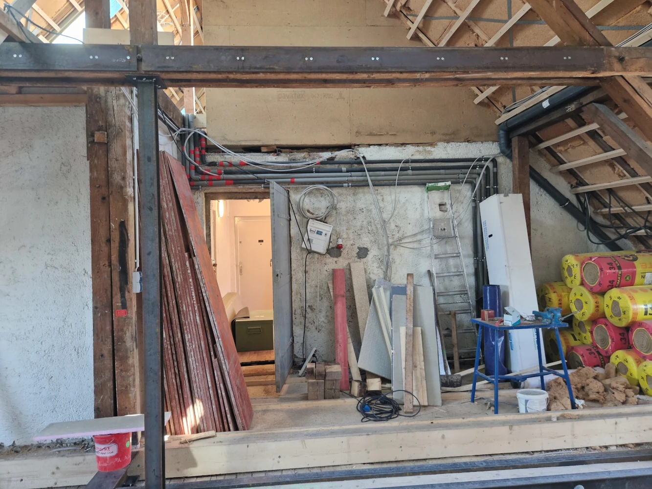 Stahlbau beim Bauen im Bestand Stahlkonstruktion innerhalb einer bestehenden Holzkonstruktion bei einer Sanierung
