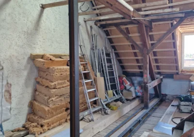 Stahlträger und Stahlstützen innerhalb einer bestehenden Holzkonstruktion