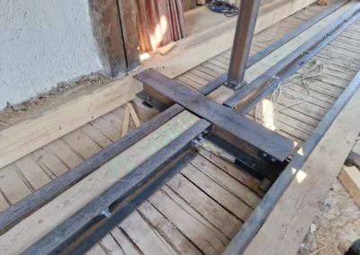Detail einer Stahlkonstruktion mit Stahlträgern und Stütze im Bestand