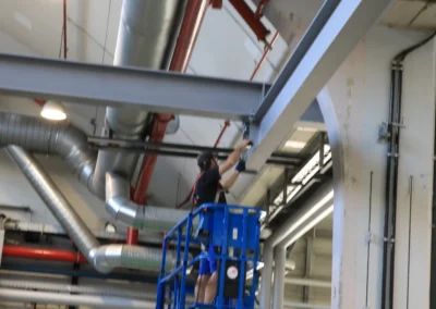 Montagearbeiten an einer Stahlkonstruktion in einer Industriehalle