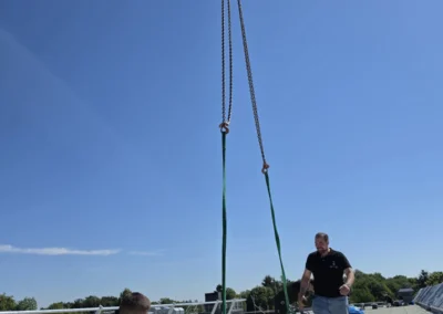 Mitarbeiter von IWS bei der Montage eines Stahlträgers mit Kranunterstützung