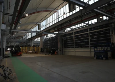 Stahlkonstruktion in einer Industriehalle mit Fördertechnik