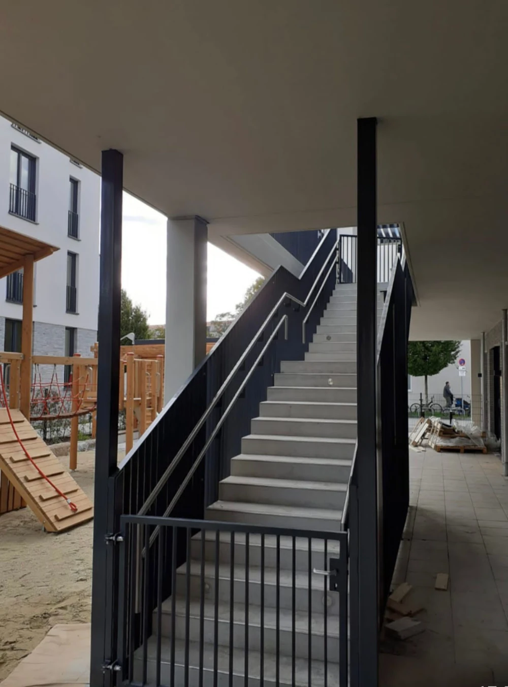 Stahltreppe mit Geländerkonstruktion Stahltreppe mit schwarzem Geländer und Handläufen