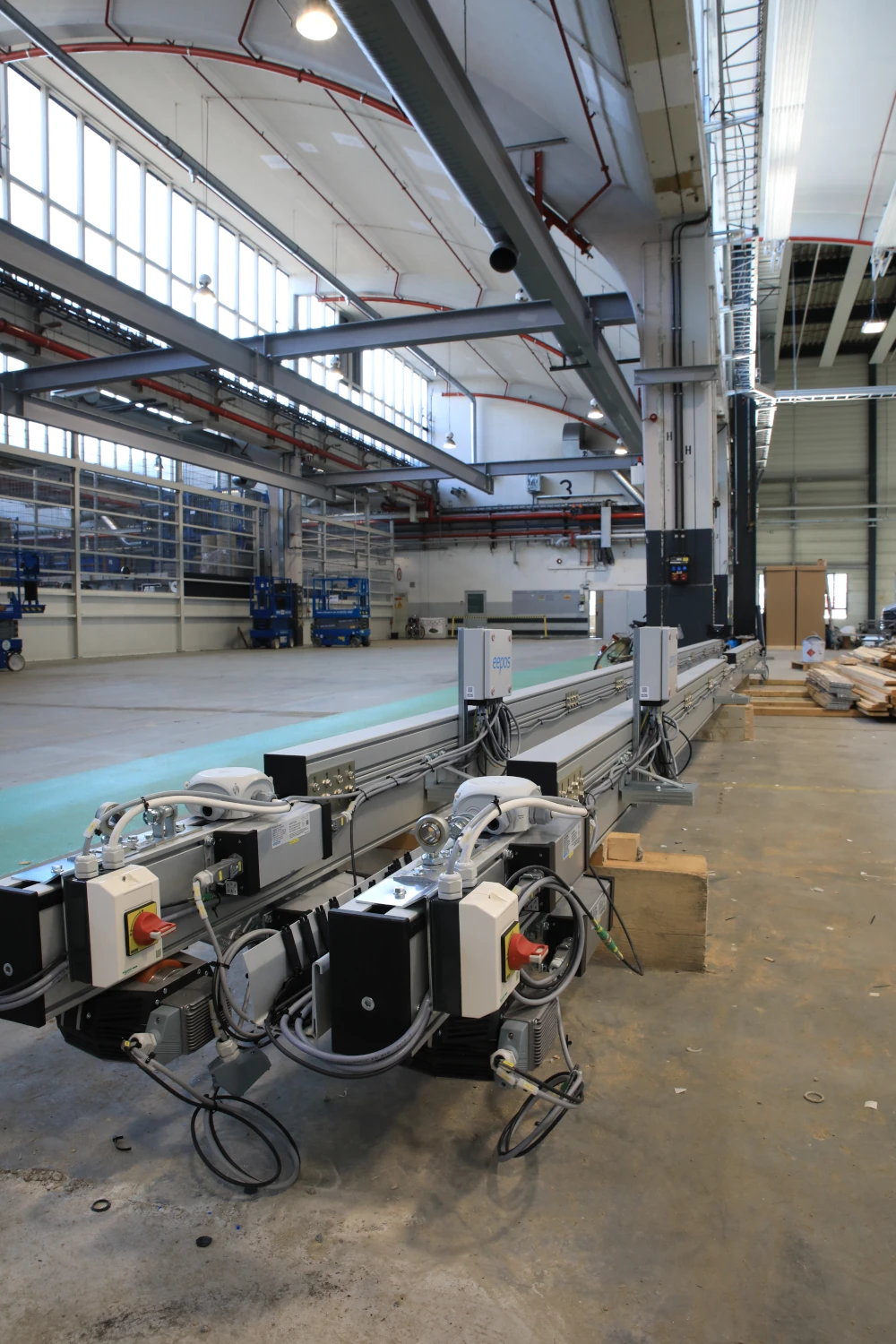 Unterstützungskonstruktion für Fördertechnik Unterstützungskonstruktion für Fördertechnik in einer Industriehalle