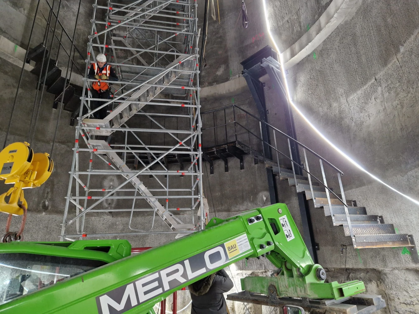 Wartungsbühne und Stahlkonstruktion bei der Deutschen Bahn Stahlbühne mit Treppen und Geländern in einem technischen Bauwerk